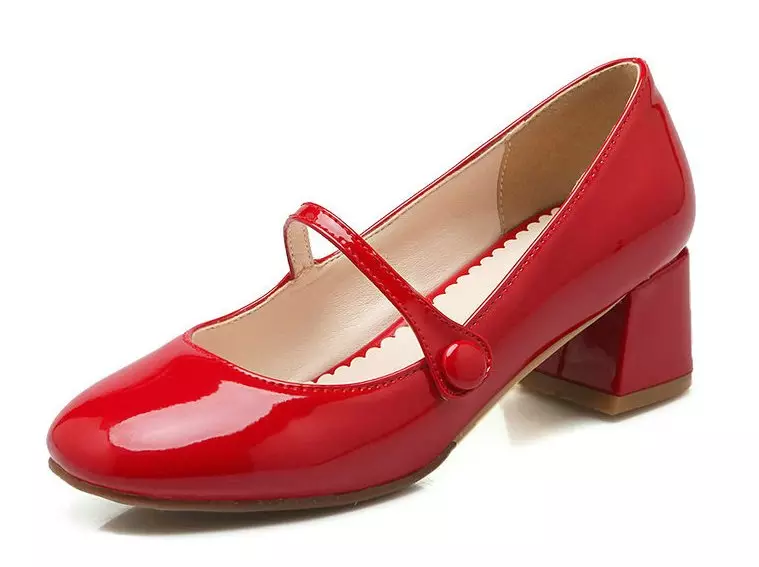 Lakk røde sko (56 bilder): Hva å bære kvinners lakkerte båter og hårnålmodeller 2432_46