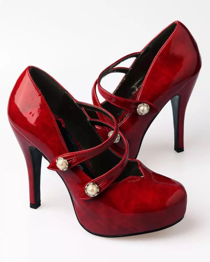 Zapatos rojos de barniz (56 fotos): Qué usar los botes lacados de las mujeres y los modelos de horquilla 2432_47