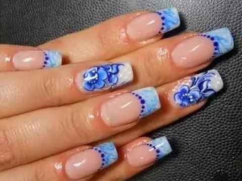 Plottime Flower Shellac na paznokciach (47 zdjęć): połączenie przezroczystego koloru z żółtym, czarnym lub niebieskim. Jak zorganizować wielokolorowe manicure? 24340_22