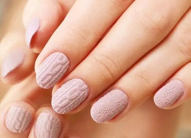 Plottime Flower Shellac na paznokciach (47 zdjęć): połączenie przezroczystego koloru z żółtym, czarnym lub niebieskim. Jak zorganizować wielokolorowe manicure? 24340_32