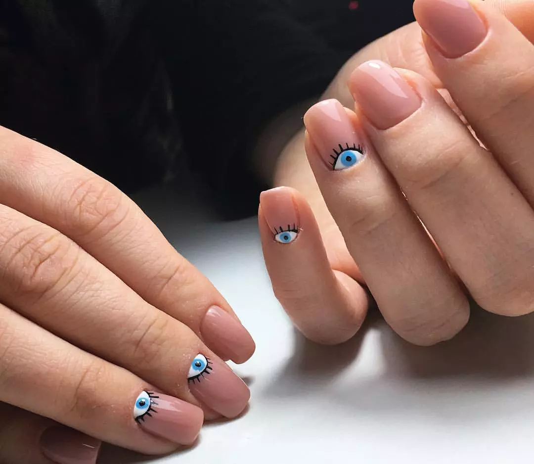 Débutant de la fleur de fleur sur des ongles (47 photos): une combinaison de couleur transparente avec jaune, noir ou bleu. Comment organiser une manucure multicolore? 24340_37