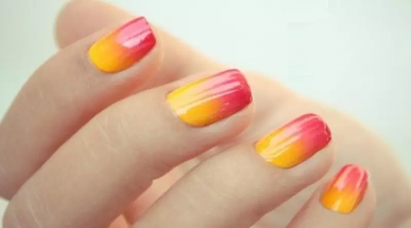 Débutant de la fleur de fleur sur des ongles (47 photos): une combinaison de couleur transparente avec jaune, noir ou bleu. Comment organiser une manucure multicolore? 24340_44