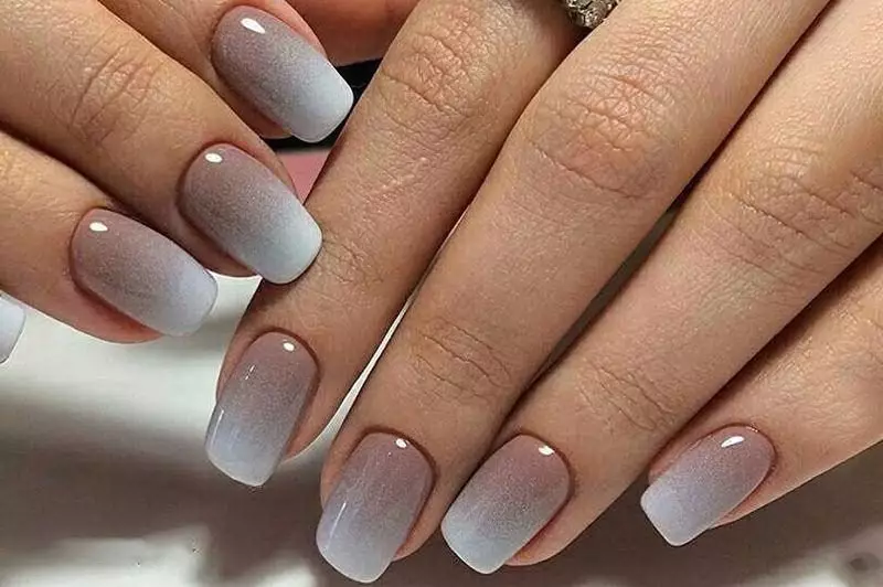 Plottime Flower Shellac na paznokciach (47 zdjęć): połączenie przezroczystego koloru z żółtym, czarnym lub niebieskim. Jak zorganizować wielokolorowe manicure? 24340_46