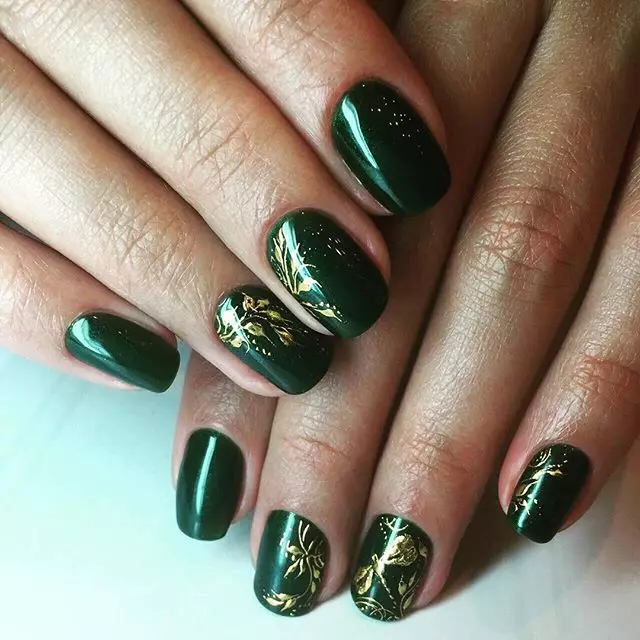 Plottime Flower Shellac na paznokciach (47 zdjęć): połączenie przezroczystego koloru z żółtym, czarnym lub niebieskim. Jak zorganizować wielokolorowe manicure? 24340_5