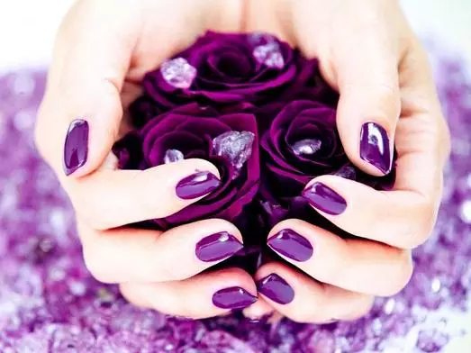 Plottime Flower Shellac บนเล็บ (47 รูป): การรวมกันของสีโปร่งใสที่มีสีเหลืองสีดำหรือสีน้ำเงิน วิธีการจัดทำเล็บหลากสี? 24340_6