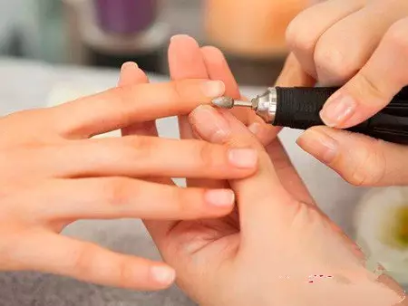 Hvid shellac på neglene (32 billeder): Design af manicure i hvide og røde og hvide nuancer 24341_12