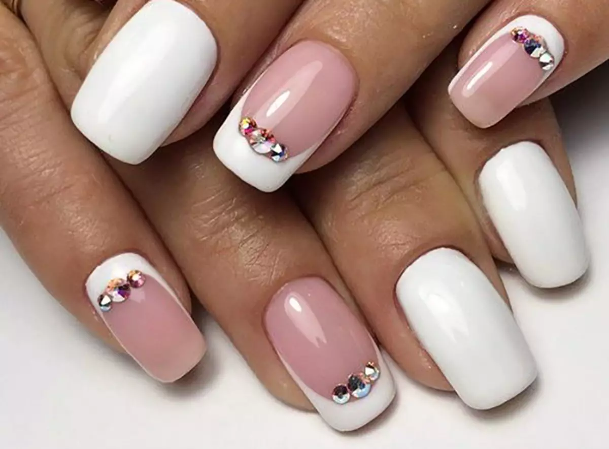 White Shellac lori eekanna (awọn fọto 32): apẹrẹ manicire ni funfun ati awọn iboji pupa ati funfun ati awọn ojiji funfun 24341_18