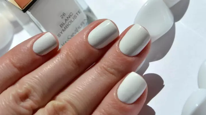 Shellac bianco sulle unghie (32 foto): Design di manicure in tonalità bianche e rosse e bianche 24341_19