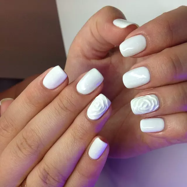 Shellac bianco sulle unghie (32 foto): Design di manicure in tonalità bianche e rosse e bianche 24341_2