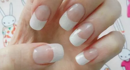 Shellac bianco sulle unghie (32 foto): Design di manicure in tonalità bianche e rosse e bianche 24341_21