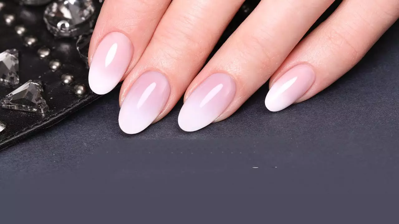 Shellac bianco sulle unghie (32 foto): Design di manicure in tonalità bianche e rosse e bianche 24341_24