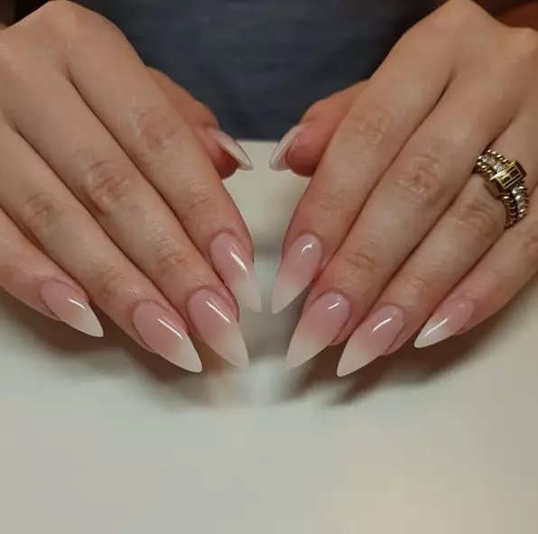Shellac bianco sulle unghie (32 foto): Design di manicure in tonalità bianche e rosse e bianche 24341_25