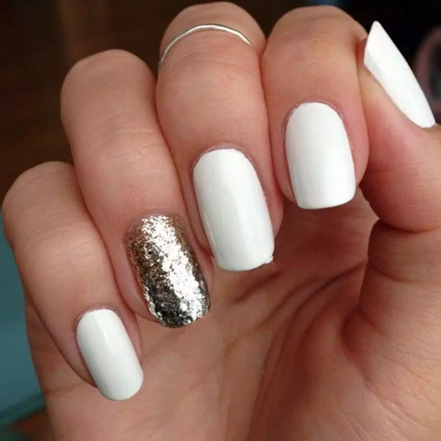 Shellac bianco sulle unghie (32 foto): Design di manicure in tonalità bianche e rosse e bianche 24341_9