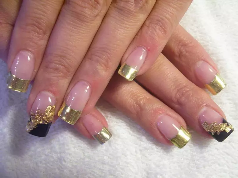 Pháp làm móng tay Shellac (72 ảnh): Làm thế nào để thiết kế móng tay Pháp ở nhà? Tùy chọn với lớp phủ đơn giản và có hoa văn 24353_11