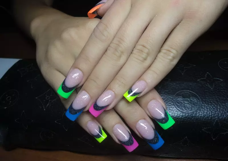 Pháp làm móng tay Shellac (72 ảnh): Làm thế nào để thiết kế móng tay Pháp ở nhà? Tùy chọn với lớp phủ đơn giản và có hoa văn 24353_17