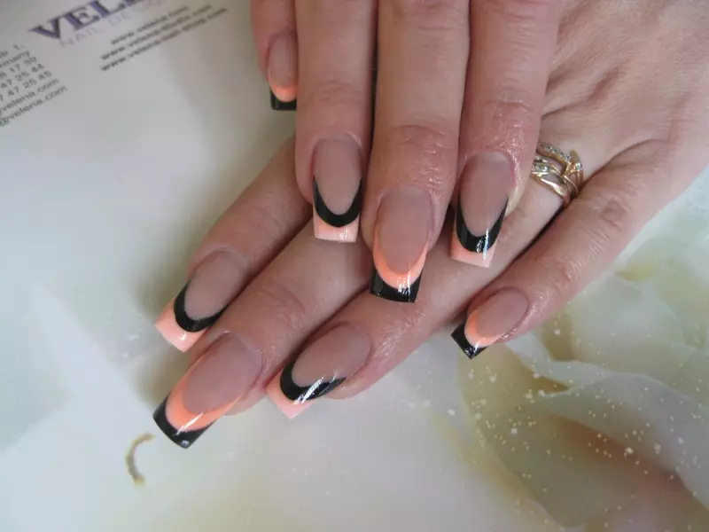 Pháp làm móng tay Shellac (72 ảnh): Làm thế nào để thiết kế móng tay Pháp ở nhà? Tùy chọn với lớp phủ đơn giản và có hoa văn 24353_18