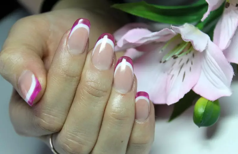 Pháp làm móng tay Shellac (72 ảnh): Làm thế nào để thiết kế móng tay Pháp ở nhà? Tùy chọn với lớp phủ đơn giản và có hoa văn 24353_19