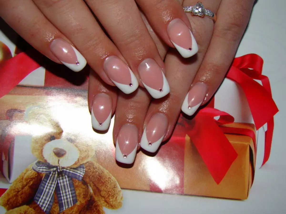 Pháp làm móng tay Shellac (72 ảnh): Làm thế nào để thiết kế móng tay Pháp ở nhà? Tùy chọn với lớp phủ đơn giản và có hoa văn 24353_20