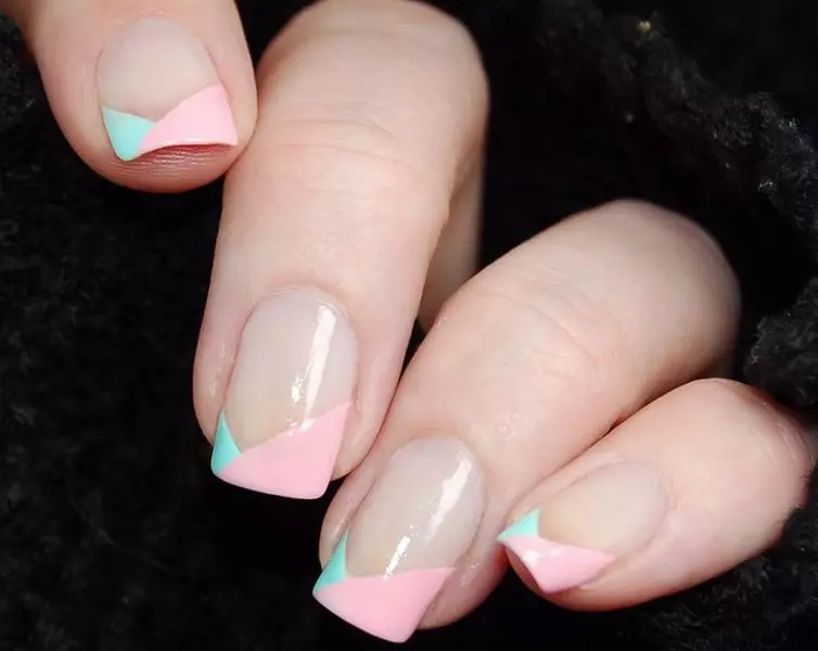 Pháp làm móng tay Shellac (72 ảnh): Làm thế nào để thiết kế móng tay Pháp ở nhà? Tùy chọn với lớp phủ đơn giản và có hoa văn 24353_22