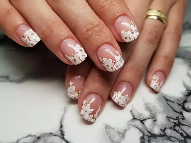 Pháp làm móng tay Shellac (72 ảnh): Làm thế nào để thiết kế móng tay Pháp ở nhà? Tùy chọn với lớp phủ đơn giản và có hoa văn 24353_30