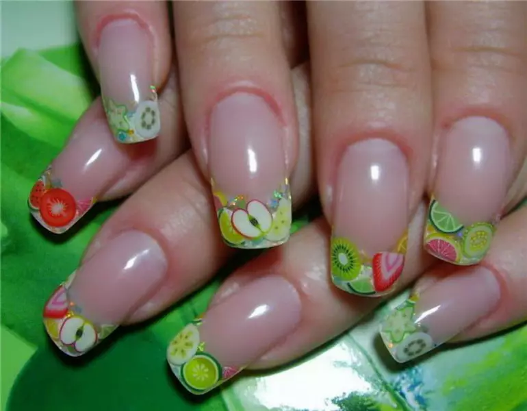 Pháp làm móng tay Shellac (72 ảnh): Làm thế nào để thiết kế móng tay Pháp ở nhà? Tùy chọn với lớp phủ đơn giản và có hoa văn 24353_32