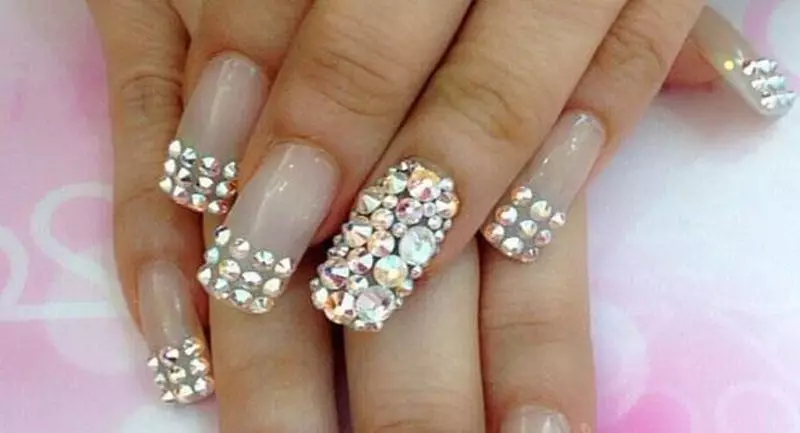 Pháp làm móng tay Shellac (72 ảnh): Làm thế nào để thiết kế móng tay Pháp ở nhà? Tùy chọn với lớp phủ đơn giản và có hoa văn 24353_52