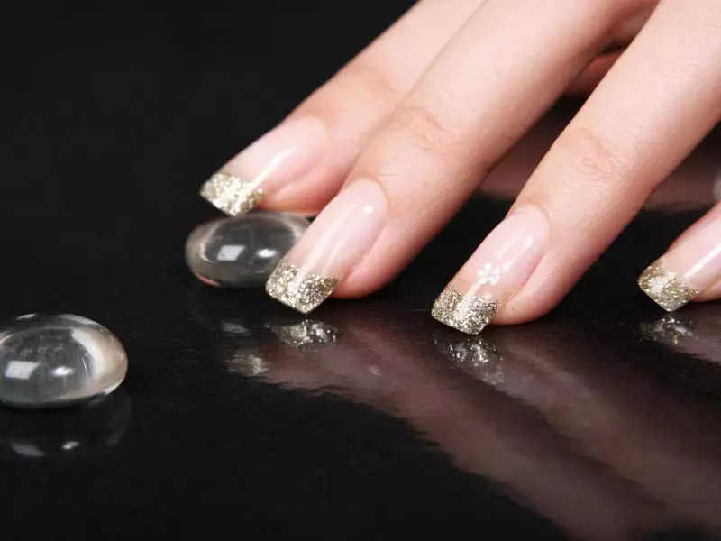 Pháp làm móng tay Shellac (72 ảnh): Làm thế nào để thiết kế móng tay Pháp ở nhà? Tùy chọn với lớp phủ đơn giản và có hoa văn 24353_53