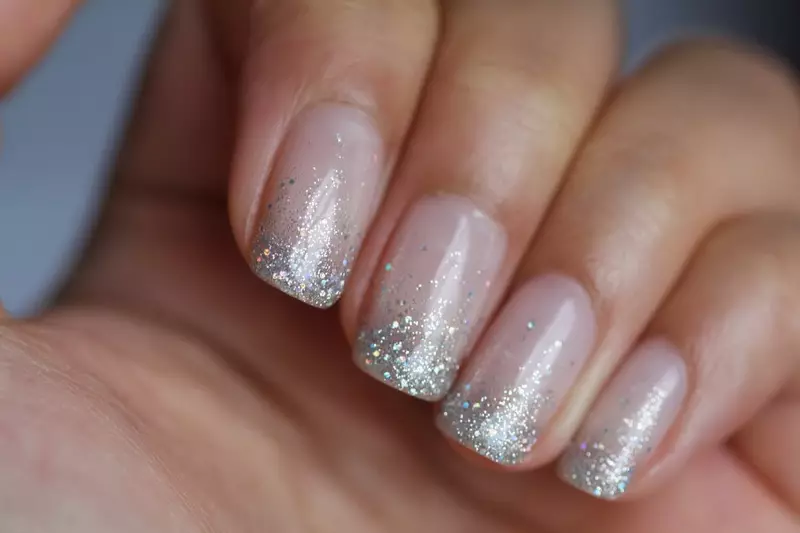 Pháp làm móng tay Shellac (72 ảnh): Làm thế nào để thiết kế móng tay Pháp ở nhà? Tùy chọn với lớp phủ đơn giản và có hoa văn 24353_54