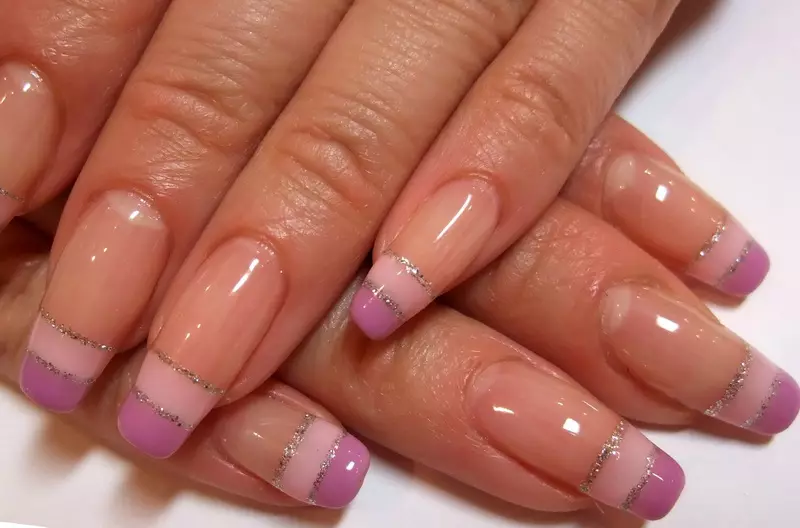 Pháp làm móng tay Shellac (72 ảnh): Làm thế nào để thiết kế móng tay Pháp ở nhà? Tùy chọn với lớp phủ đơn giản và có hoa văn 24353_56