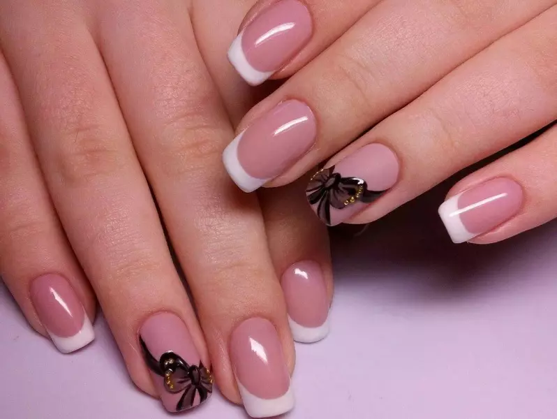 Pháp làm móng tay Shellac (72 ảnh): Làm thế nào để thiết kế móng tay Pháp ở nhà? Tùy chọn với lớp phủ đơn giản và có hoa văn 24353_60