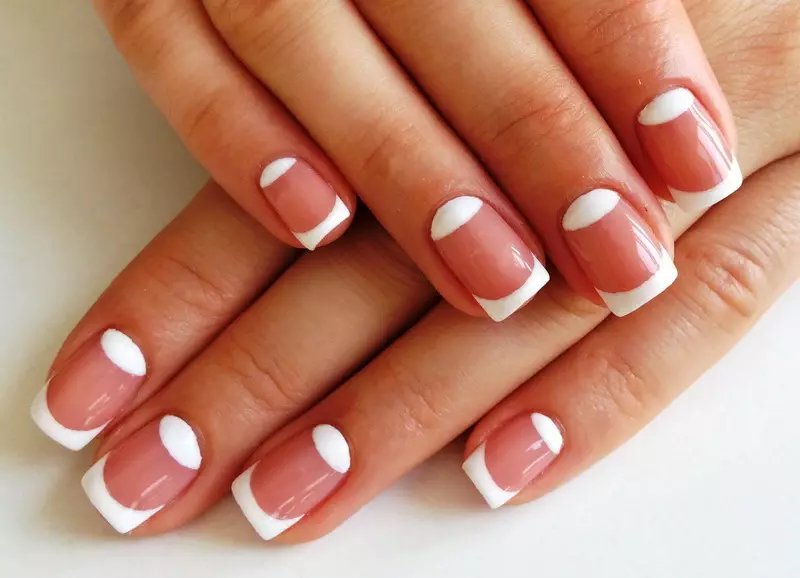 Pháp làm móng tay Shellac (72 ảnh): Làm thế nào để thiết kế móng tay Pháp ở nhà? Tùy chọn với lớp phủ đơn giản và có hoa văn 24353_63