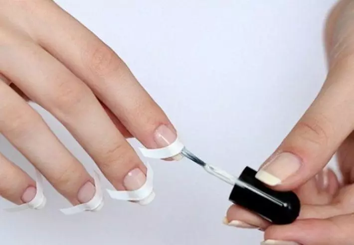 Franch Shakak em unhas curtas (33 fotos): Como fazer uma manicure francesa em casa? Características do design 24354_17