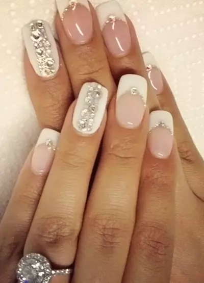 Franquicia blanca en las uñas con diamantes de imitación (24 fotos): ideas de diseño de manicura francés con pedrería 24357_4