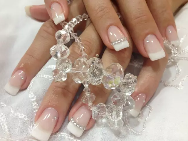 라인 석 (24 장의 사진)와 손톱에 흰색 프랜치 : 모조 다이아몬드가있는 프랑스 매니큐어 디자인 아이디어 24357_8