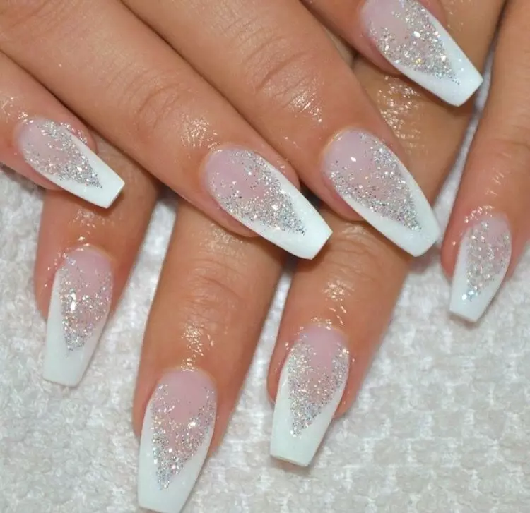 Franquicia blanca en las uñas con diamantes de imitación (24 fotos): ideas de diseño de manicura francés con pedrería 24357_9