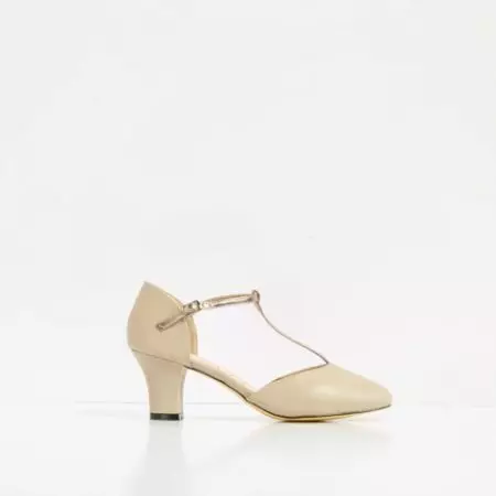 Beige shoes boats (50 photos): What to wear models on a heel and hairpin, lacquer and suede beige color 2435_7