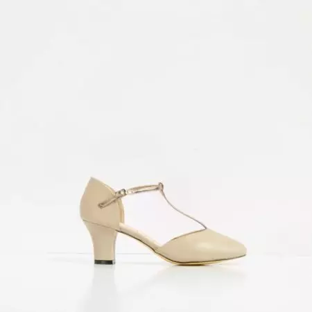 Beige Shoes Boats (50 foto): Çfarë duhet të veshin modele në një thembra dhe hairpin, llak dhe suede ngjyrë bezhë 2435_7