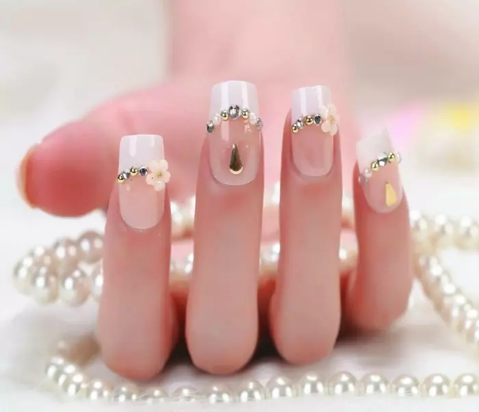 Manicure bianca con strass (47 foto): Design per unghie con vernice con l'aggiunta di pietre 24360_16