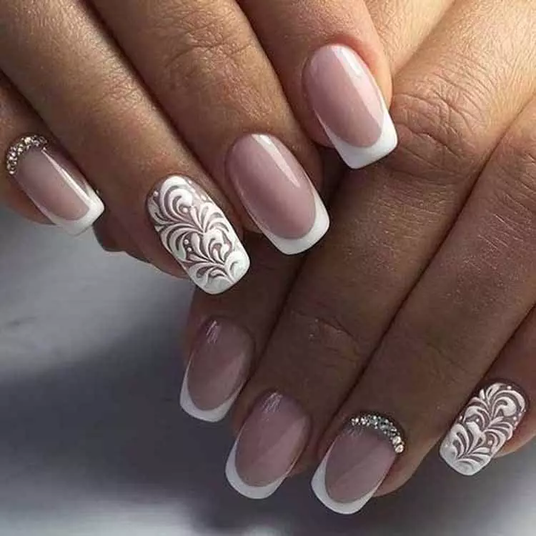 White manicure na may rhinestones (47 mga larawan): Kuko disenyo na may barnisan sa pagdaragdag ng mga bato 24360_18