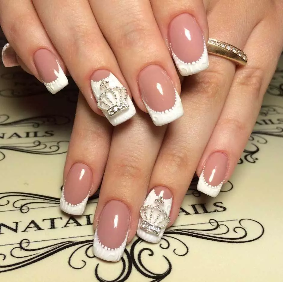 Manicure branco com strass (47 fotos): Projeto de unhas com verniz com a adição de pedras 24360_19