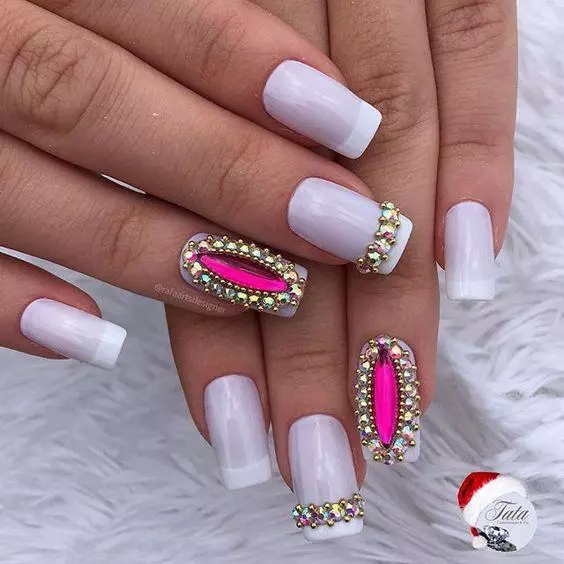 Manicure branco com strass (47 fotos): Projeto de unhas com verniz com a adição de pedras 24360_2