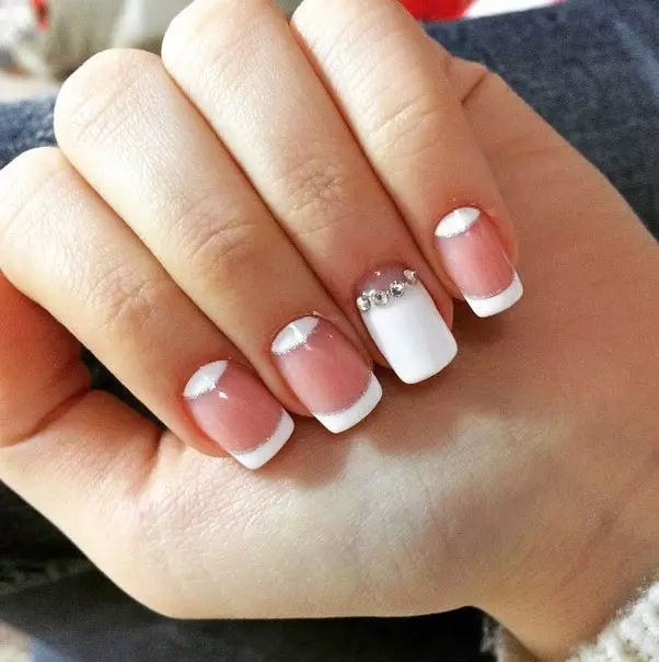 White manicure na may rhinestones (47 mga larawan): Kuko disenyo na may barnisan sa pagdaragdag ng mga bato 24360_20