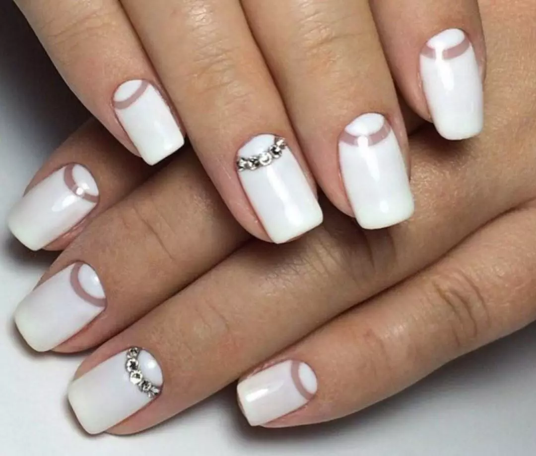 White manicure na may rhinestones (47 mga larawan): Kuko disenyo na may barnisan sa pagdaragdag ng mga bato 24360_21