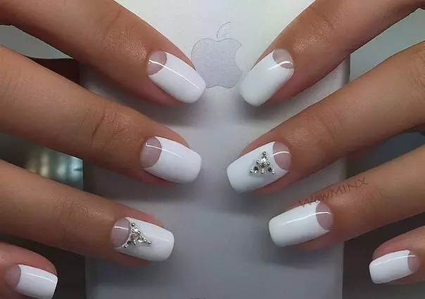 White manicure na may rhinestones (47 mga larawan): Kuko disenyo na may barnisan sa pagdaragdag ng mga bato 24360_22