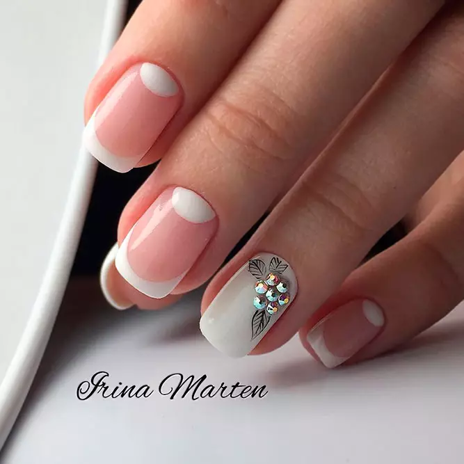 White manicure na may rhinestones (47 mga larawan): Kuko disenyo na may barnisan sa pagdaragdag ng mga bato 24360_23