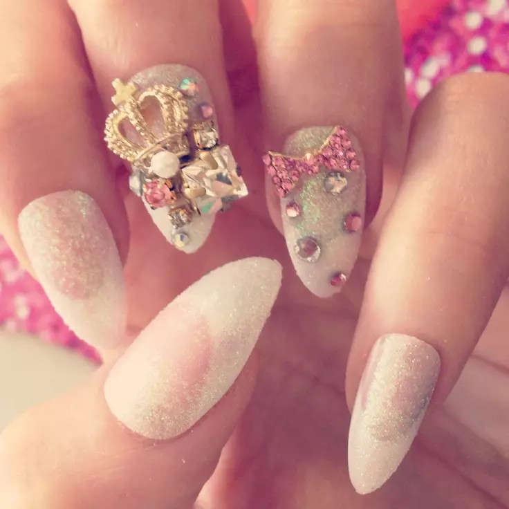 Manicure bianca con strass (47 foto): Design per unghie con vernice con l'aggiunta di pietre 24360_29