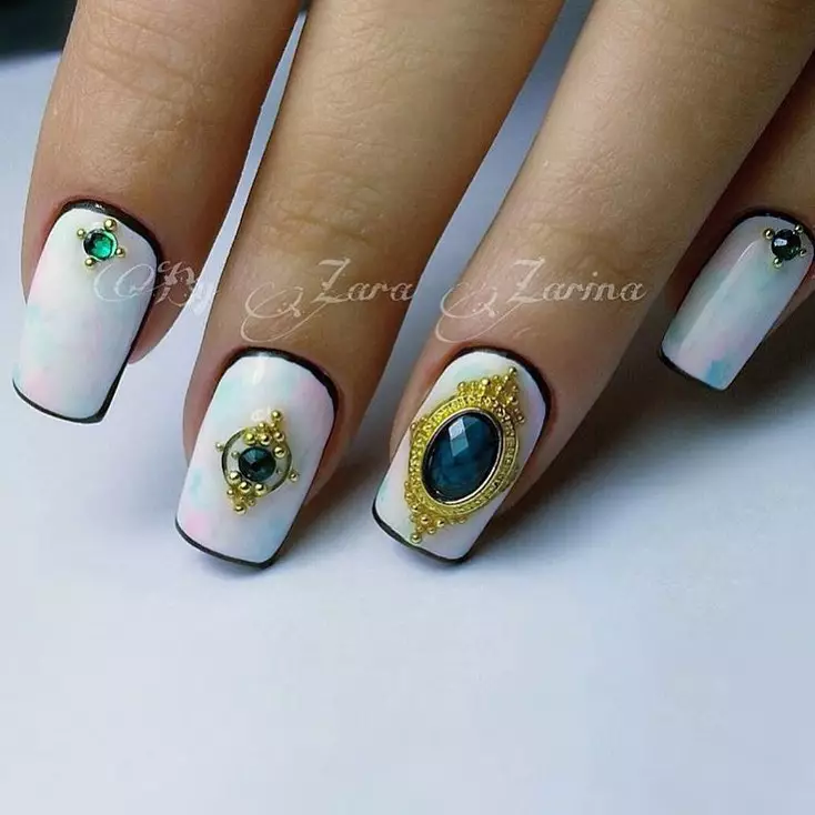 Manicure bianca con strass (47 foto): Design per unghie con vernice con l'aggiunta di pietre 24360_3