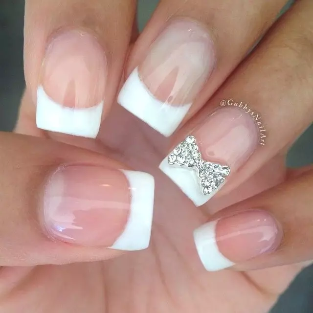 Manicure bianca con strass (47 foto): Design per unghie con vernice con l'aggiunta di pietre 24360_31