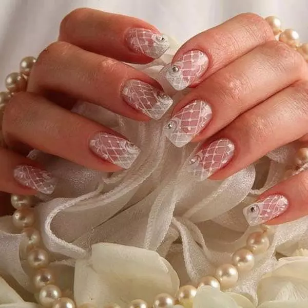 Manicure bianca con strass (47 foto): Design per unghie con vernice con l'aggiunta di pietre 24360_32
