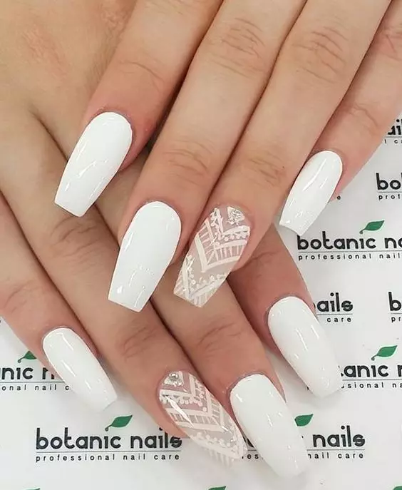 White manicure na may rhinestones (47 mga larawan): Kuko disenyo na may barnisan sa pagdaragdag ng mga bato 24360_33